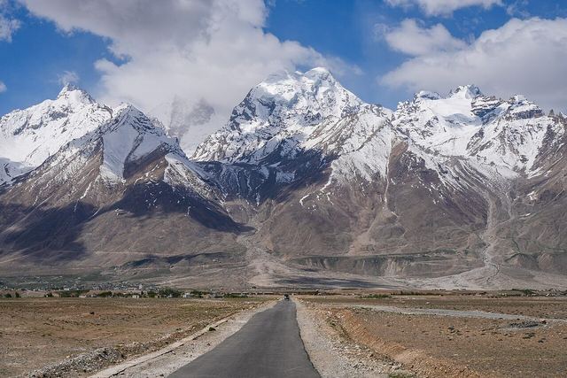 Padum-Pibiting Road from Karsha to Padum, Zanskar range towering 2,400 m (8,000 ft) above Padum (elev. 3,500 m (11,500 ft)). Zanskar, Ladakh, India