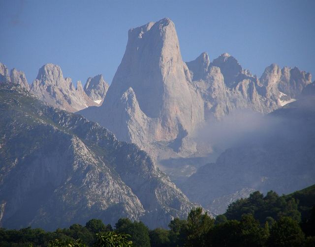 Naranjo de Bulnes -also known as Picu Uriellu- seen from Pozo de la Oración, Cabrales, Asturias.