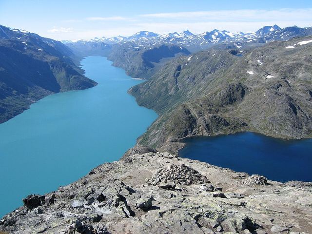 The lake Gjende (983 MSL) to the south (left) and the lake Bessvatnet (1373 MSL) to the north (right).