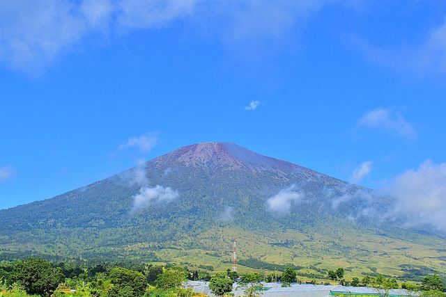 foto tersebut dimabil wilayah desa sembalun yang merupakan pintu masuk bagi pendaki yang ingin mendaki puncak gunung rinjani.